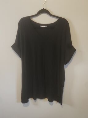 Zenana Outfitters Black V-Neck Short Sleeve Tee
